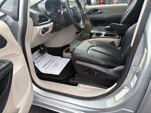 Used 2024 Chrysler Pacifica Touring-L image 7