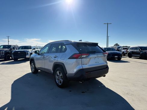 Used 2025 Toyota RAV4 XLE AWD/4WD image 2
