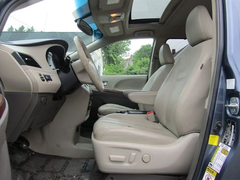 Used 2013 Toyota Sienna XLE FWD image 20