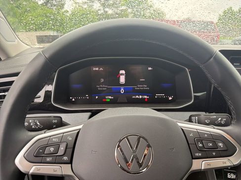 Used 2025 Volkswagen Jetta SE FWD image 2