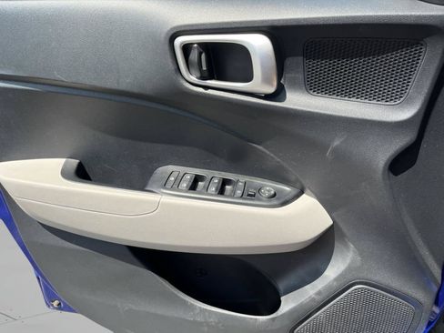 Used 2025 Hyundai Venue SEL FWD image 31