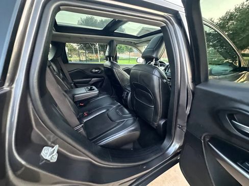 Used 2019 Jeep Cherokee Latitude Plus FWD image 23