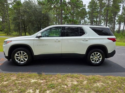 Used 2021 Chevrolet Traverse LT FWD image 2