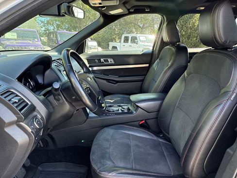 Used 2018 Ford Explorer XLT w/ Equipment Group 202A AWD/4WD image 13