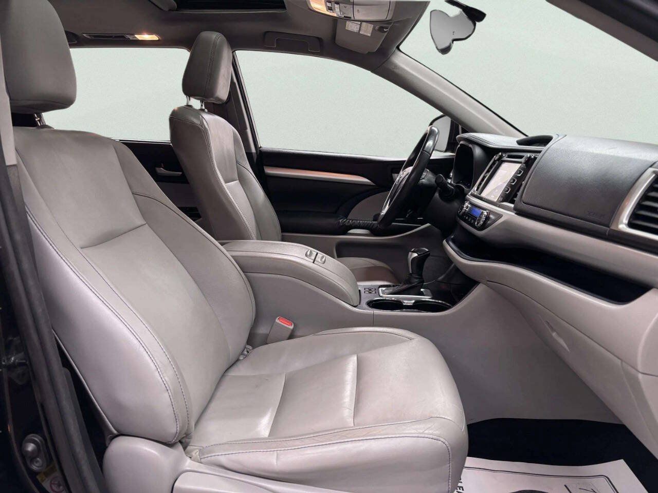 Used 2014 Toyota Highlander XLE AWD/4WD image 23