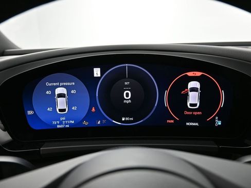 Certified 2025 Porsche Macan Electric image 10