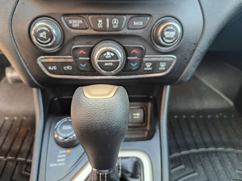 Used 2015 Jeep Cherokee Latitude w/ Comfort/Convenience Group AWD/4WD image 23
