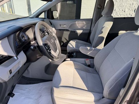 Used 2019 Toyota Sienna LE image 10