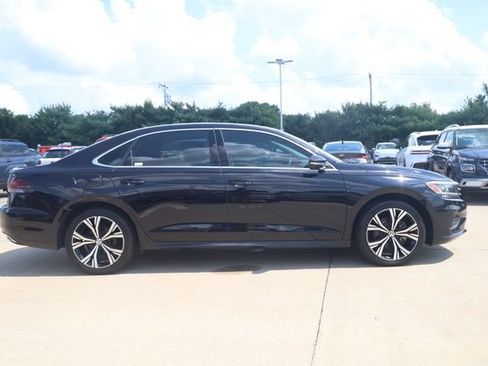 Used 2022 Volkswagen Passat 2.0T SE FWD image 4