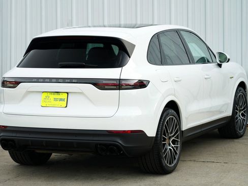 Used 2023 Porsche Cayenne Platinum Edition image 55