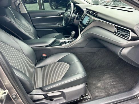 Used 2019 Toyota Camry SE w/ Convenience Package FWD image 8