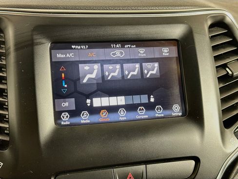 Used 2019 Jeep Cherokee Latitude w/ Popular Appearance Group FWD image 22