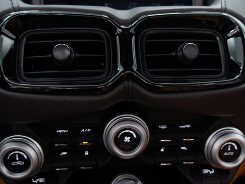 Used 2023 Aston Martin V8 Vantage Roadster image 36