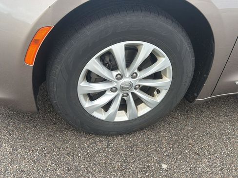 Used 2017 Chrysler Pacifica Touring-L FWD image 9