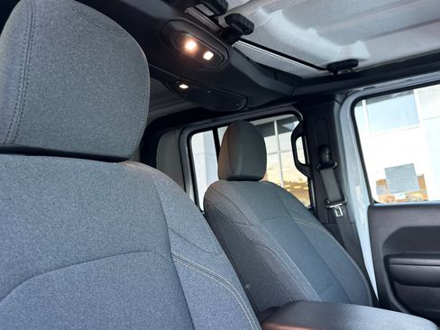 Used 2024 Jeep Gladiator Sport image 25