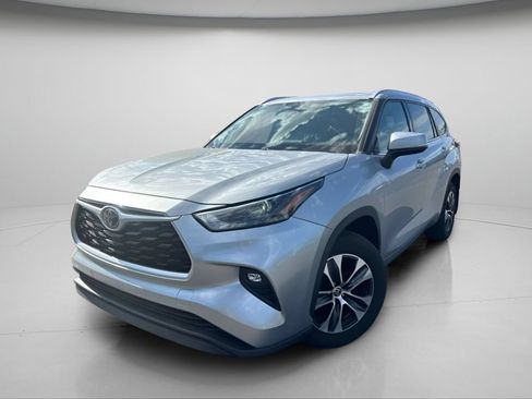 Used 2022 Toyota Highlander XLE AWD/4WD image 15