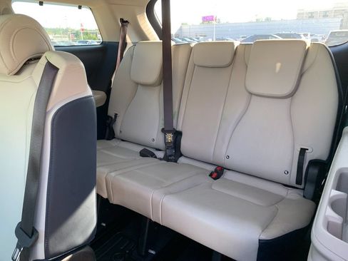 Used 2025 Kia Carnival SX w/ SX Dark Edition Package FWD image 18