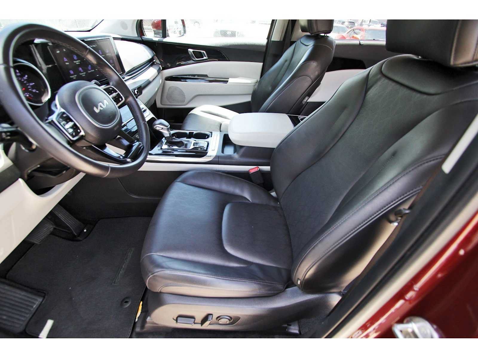 Used 2024 Kia Carnival EX FWD image 11