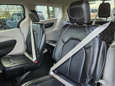 Used 2024 Chrysler Pacifica Touring-L image 16