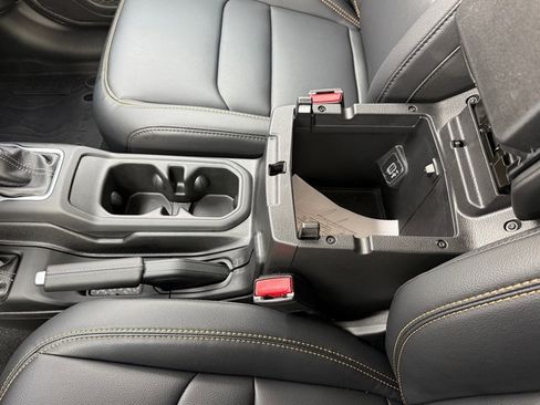 Used 2025 Jeep Gladiator Sport image 29