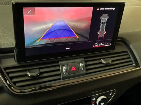 Used 2023 Audi Q5 2.0T Premium w/ Convenience Package image 4
