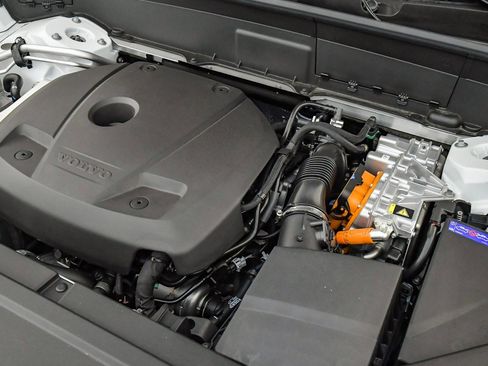 Used 2025 Volvo XC90 T8 Plus w/ Protection Package Premier image 32