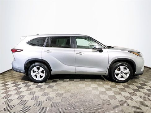 Certified 2024 Toyota Highlander LE image 9