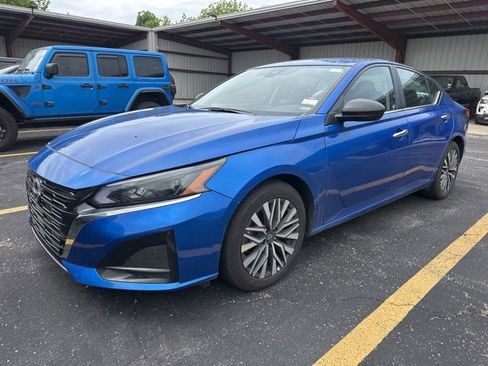 Used 2025 Nissan Altima 2.5 SV FWD image 14