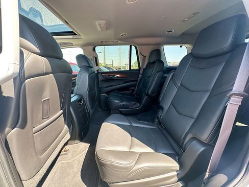 Used 2015 Cadillac Escalade Luxury image 17