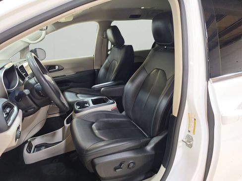 Used 2024 Chrysler Pacifica Limited FWD image 10