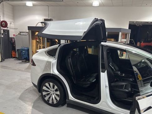 Used 2020 Tesla Model X Long Range image 32