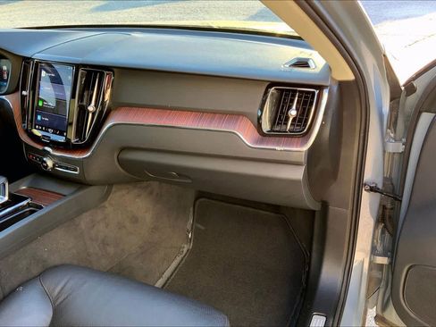 Used 2024 Volvo XC60 B5 Plus image 19