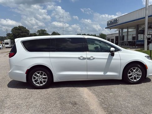 Used 2023 Chrysler Pacifica Touring-L FWD image 6