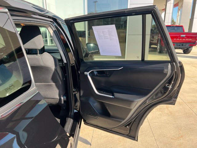 Used 2021 Toyota RAV4 LE AWD/4WD image 31