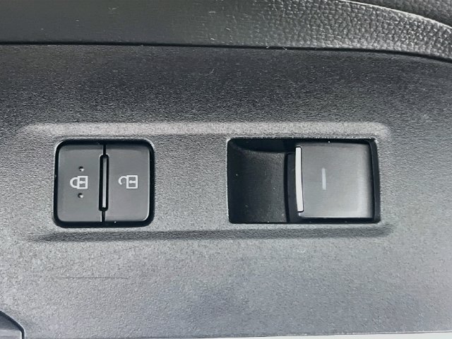 Used 2025 Toyota RAV4 XLE w/ Convenience Package FWD image 32