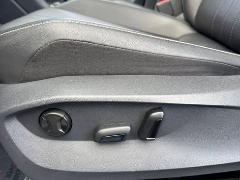 Used 2024 Volkswagen Tiguan SE image 14