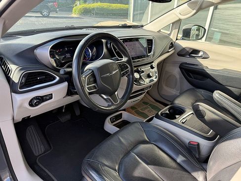 Used 2022 Chrysler Pacifica Touring-L w/ Uconnect Theater Family Group FWD image 22