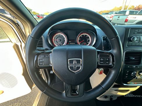 Used 2016 Dodge Grand Caravan SE image 13