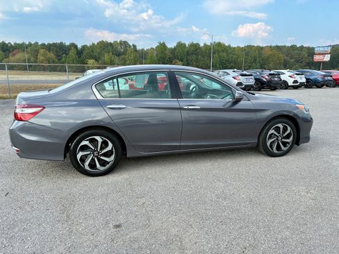 Used 2017 Honda Accord EX-L image 2