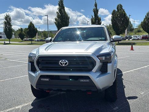 Used 2025 Toyota Tacoma SR5 AWD/4WD image 14