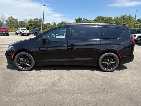 Used 2025 Chrysler Pacifica Limited FWD image 4