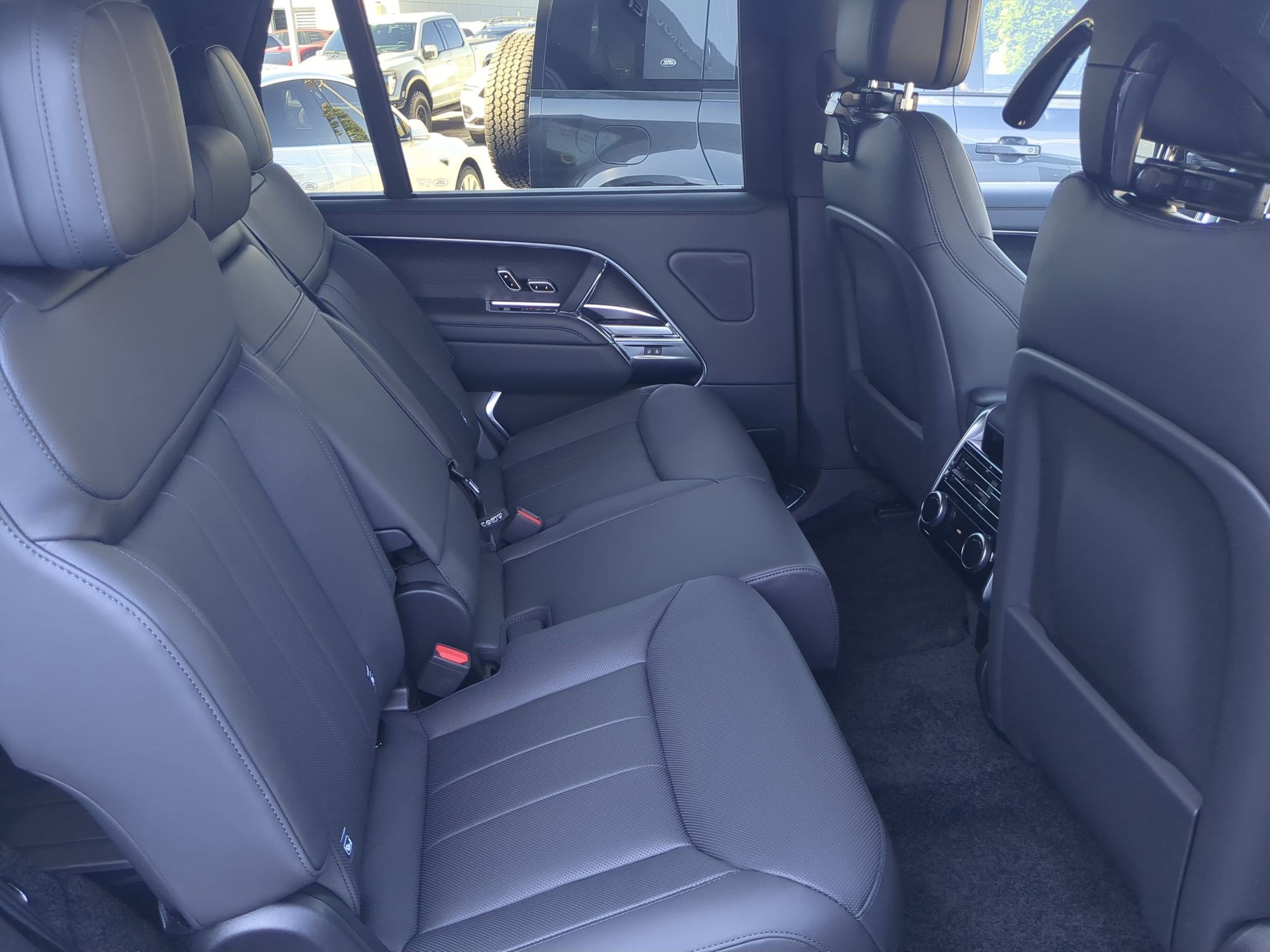 New 2027 Land Rover Range Rover Long Wheelbase SE AWD/4WD image 30