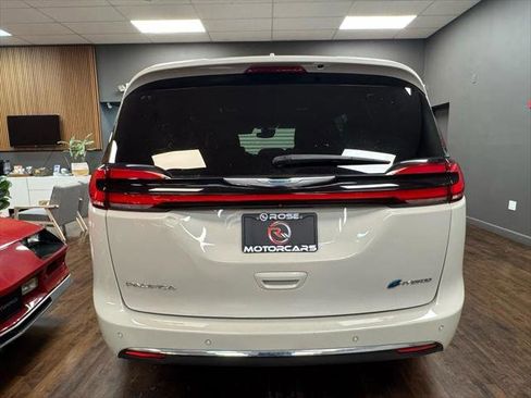 Used 2021 Chrysler Pacifica Limited w/ Premium & Safety Sphere Group image 6