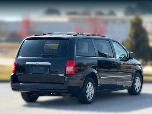 Used 2010 Chrysler Town & Country Touring image 9