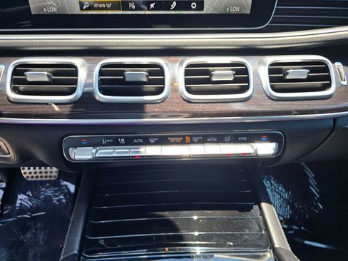 Used 2022 Mercedes-Benz GLS 450 4MATIC image 32