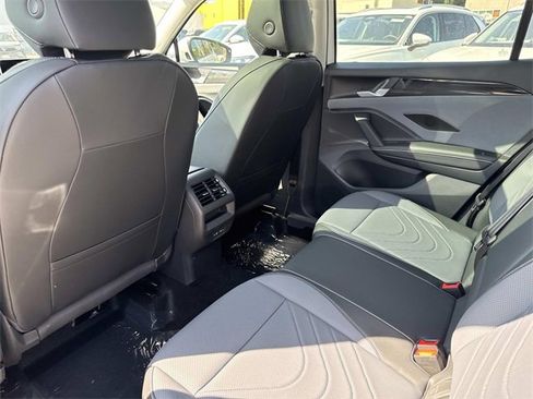 New 2025 Volkswagen Tiguan SE image 12