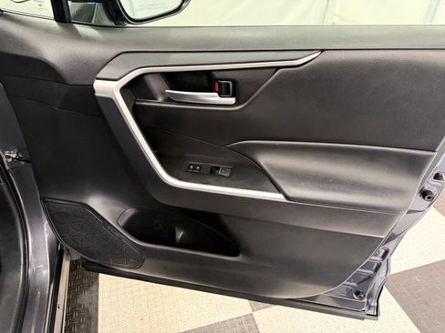 Used 2025 Toyota RAV4 XLE FWD image 21