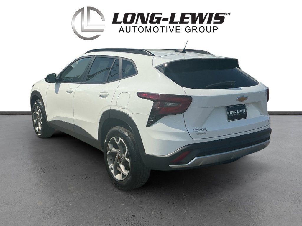 Used 2025 Chevrolet Trax LT FWD image 4