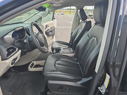 Used 2023 Chrysler Pacifica Touring-L FWD image 12