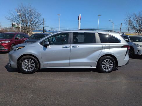 Used 2021 Toyota Sienna XLE image 2